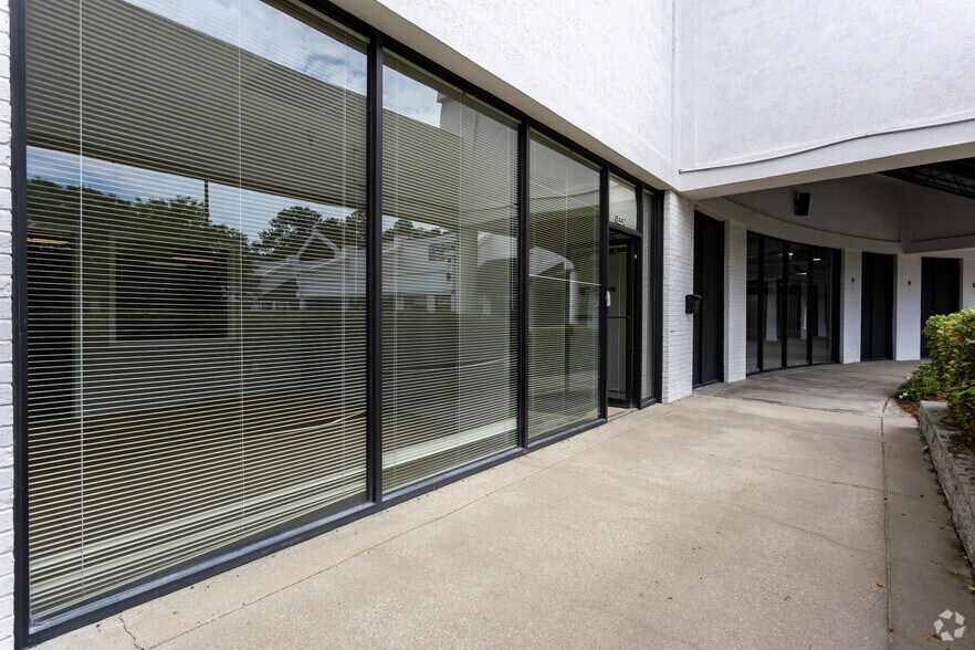 More Photos Of 5442 Frontage Rd, Forest Park Showroom For Lease