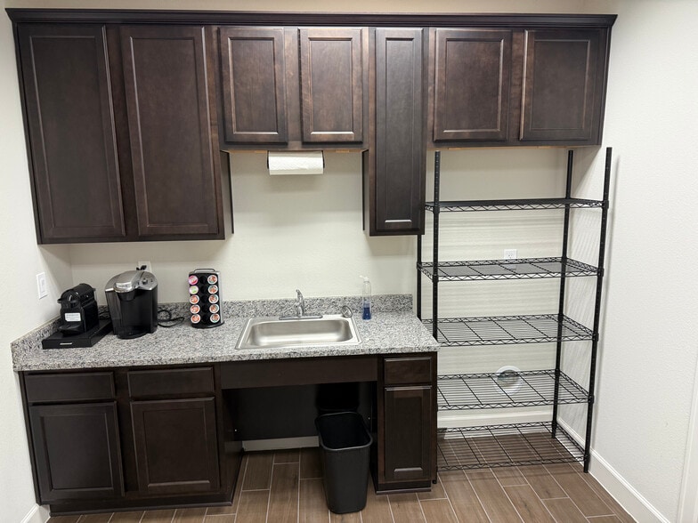 More Photos Of 633 E Fernhurst Dr, Katy Medical For Sale