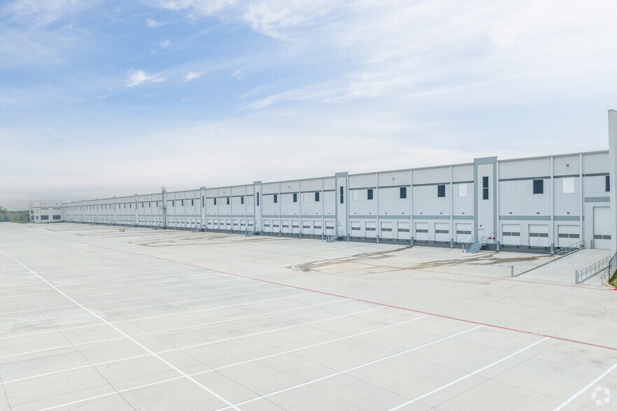 More Photos Of 542 SE Loop 410, San Antonio Warehouse For Lease