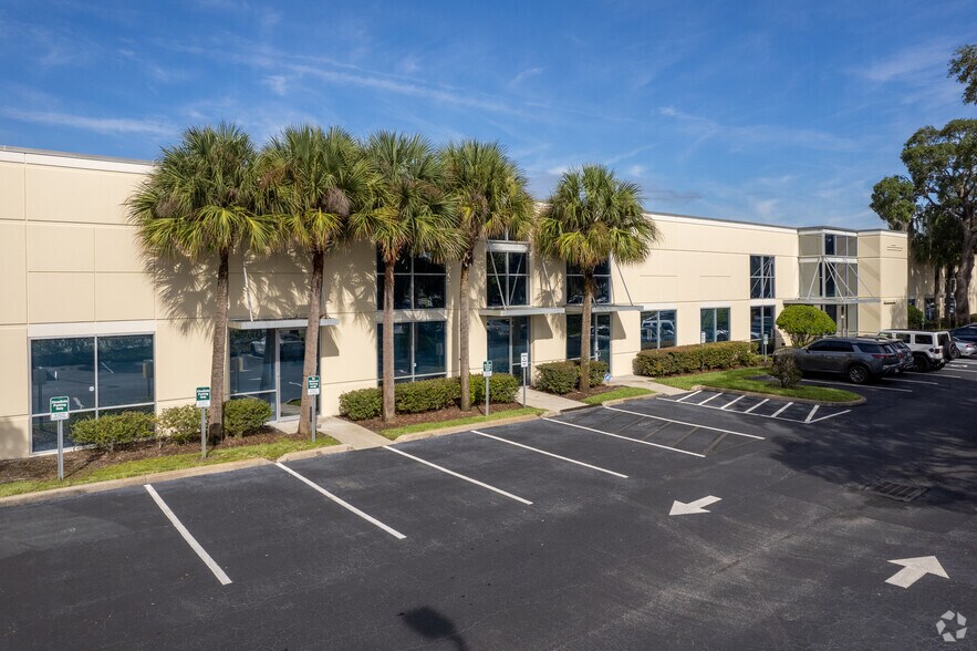More Photos Of 2000 N Alafaya Trl, Orlando Office For Lease