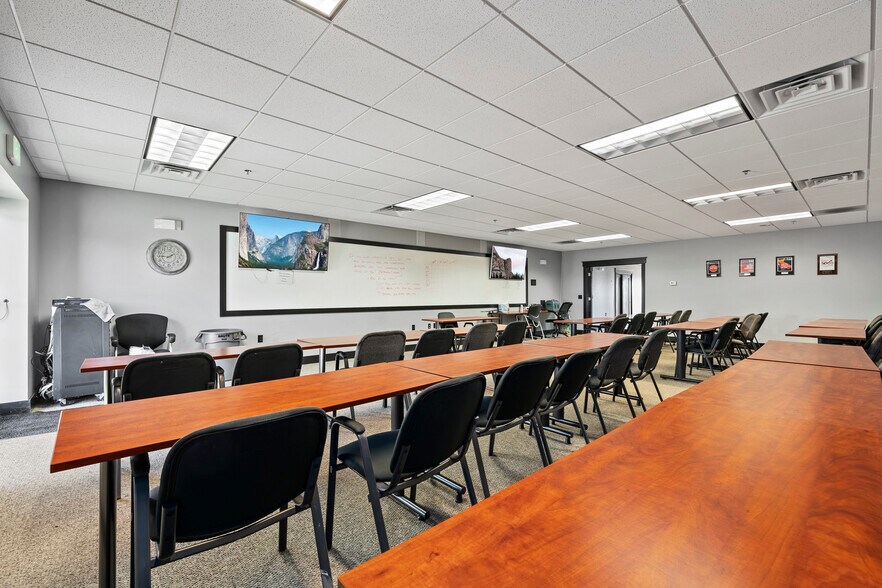 More Photos Of 4487 Bents Dr, Windsor Light Manufacturing For Lease