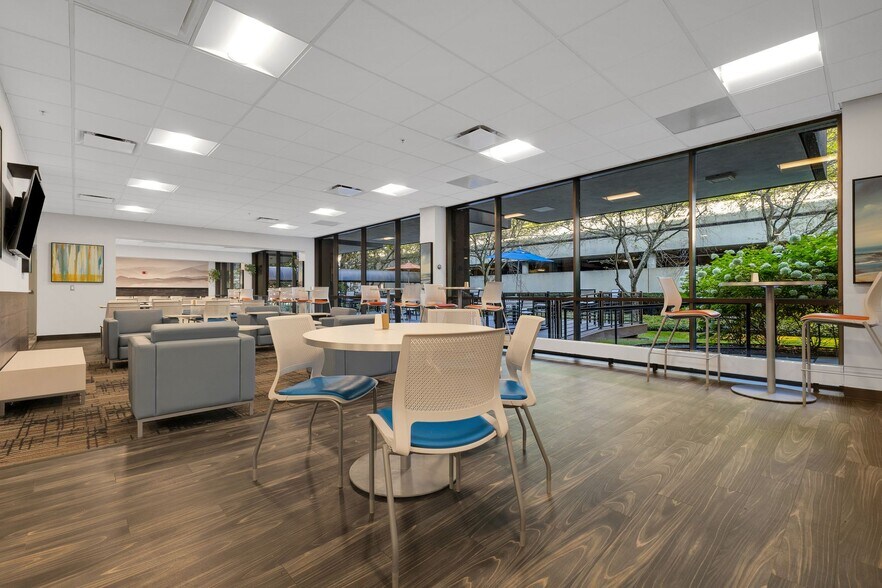 More Photos Of 25800 Northwestern Hwy, Southfield Office For Lease