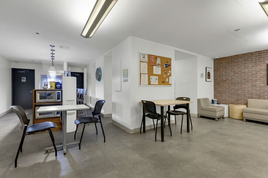 More Photos Of 525 Rue Sherbrooke E, Montréal Office For Lease