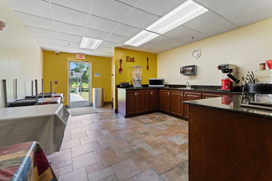 More Photos Of 10645 Reiger Rd, Baton Rouge Hotel For Sale