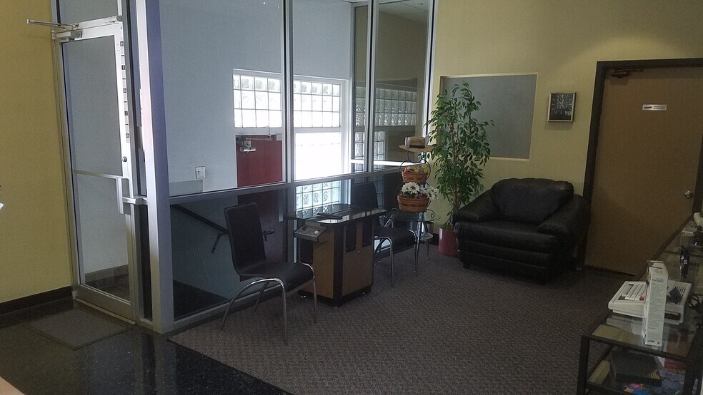 More Photos Of 2805 Canton St, Dallas Distribution For Lease