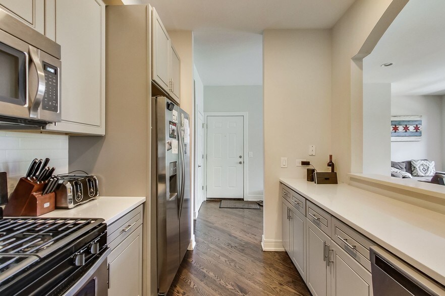 More Photos Of 2636 N Lincoln Ave, Chicago Apartments For Lease