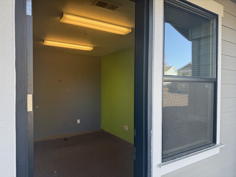 More Photos Of 2819-2827 SE 75th Ave, Hillsboro Light Distribution For Lease