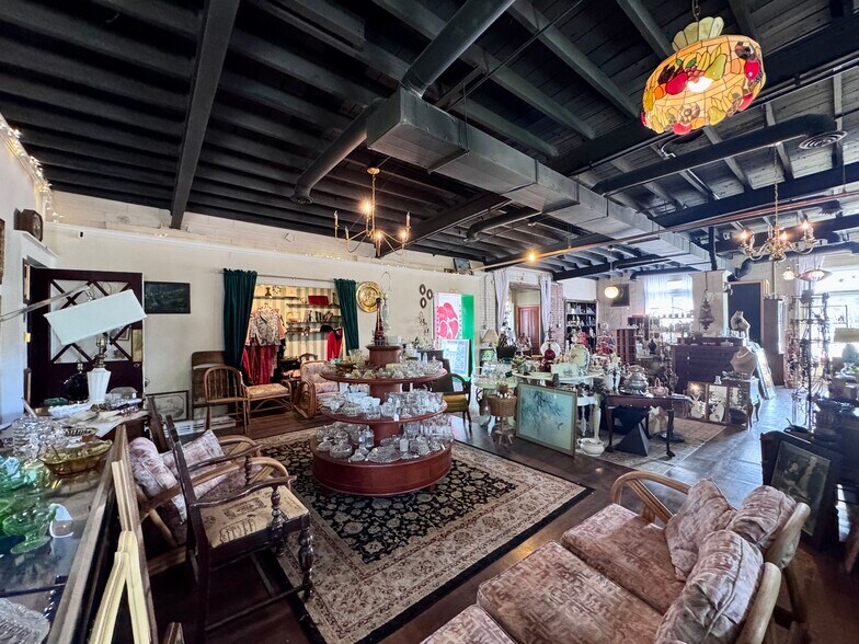 More Photos Of 127 W Calhoun St, Macomb Freestanding For Sale