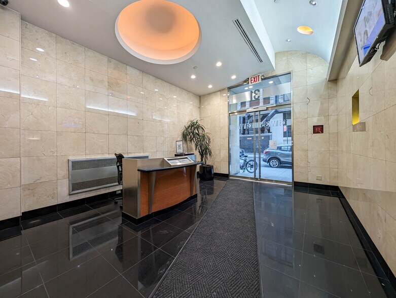 More Photos Of 131 W 35th St, New York Office For Sale