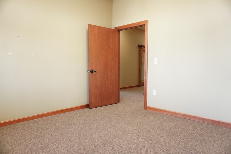 More Photos Of 2021 Vanesta Pl, Manhattan Office For Lease