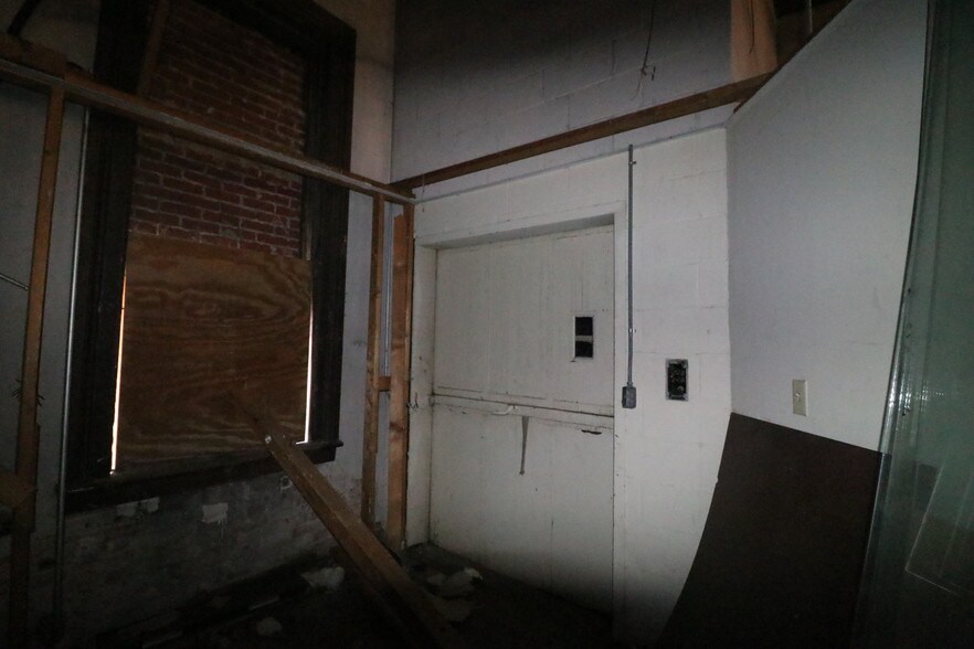 More Photos Of 305 8th St, Augusta Freestanding For Sale