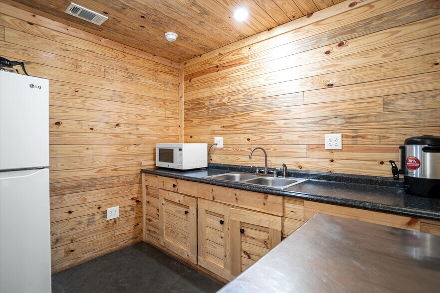 More Photos Of 2508 US-69, Lufkin Lodge Meeting Hall For Sale