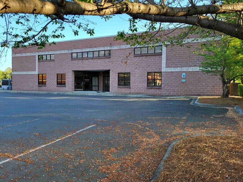 More Photos Of 3915 Stuart Andrew Blvd, Charlotte Light Distribution For Lease