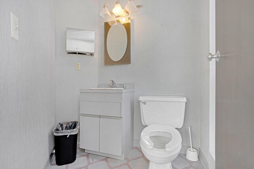 More Photos Of 1656 Oak Tree Rd, Edison Medical For Lease