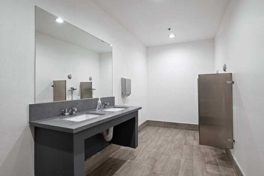 More Photos Of 800 E Dyer Rd, Santa Ana Showroom For Lease