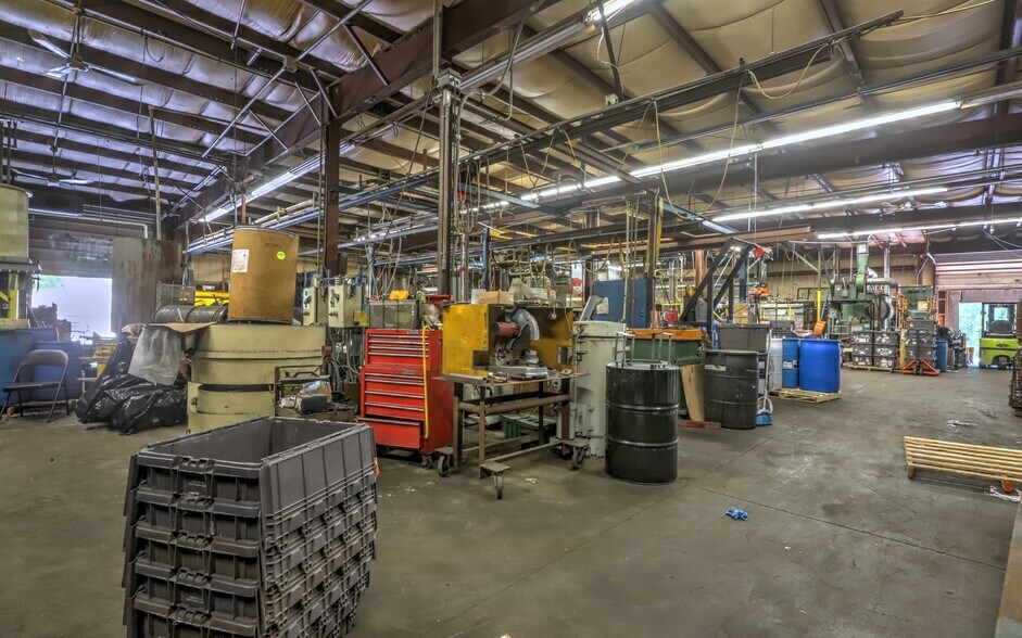 More Photos Of 15 Container Dr, Terryville Manufacturing For Sale