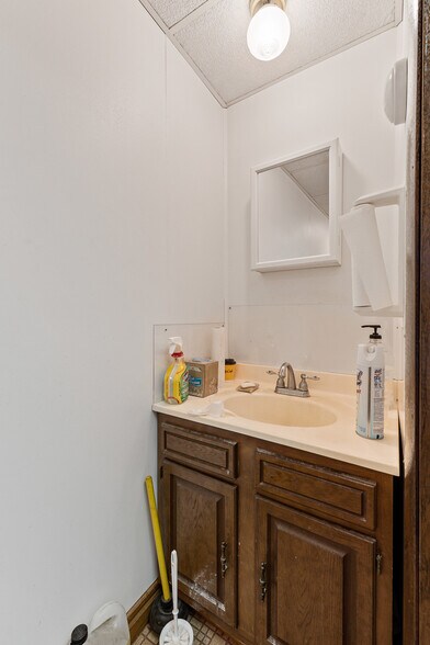 More Photos Of 1302-1306 4th Ave, Huntington Medical For Sale