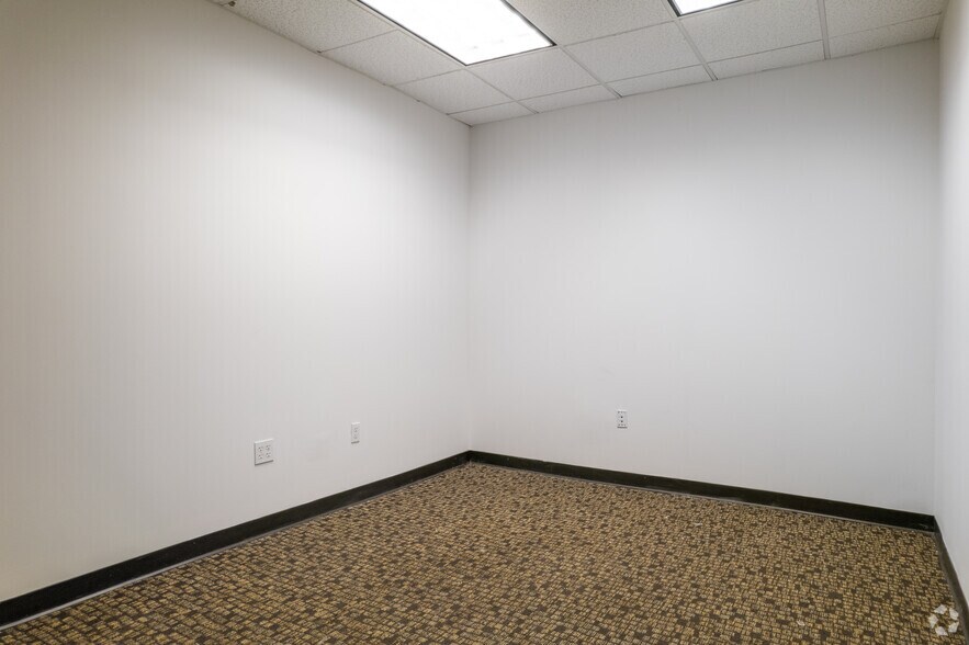 More Photos Of 2950 Express Dr S, Islandia Office For Lease