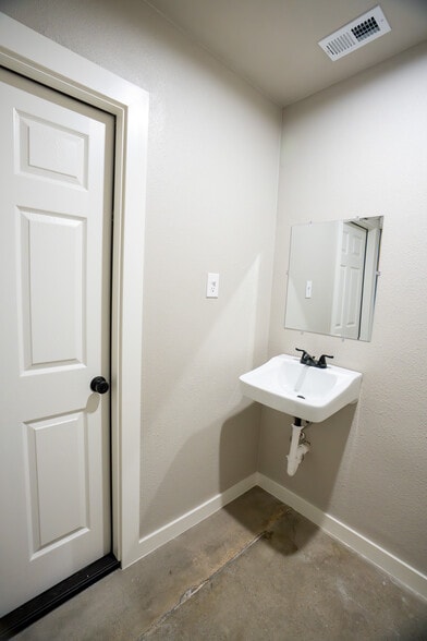 More Photos Of 158 Meyers Dr, Sherman Office For Lease