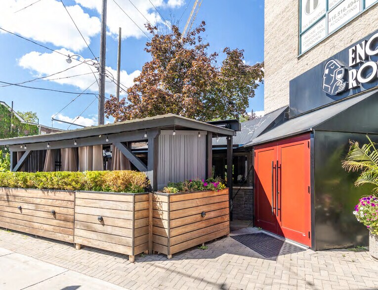 More Photos Of 1444 Dupont St, Toronto Showroom For Sale