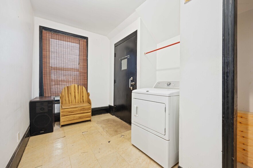 More Photos Of 607 St Clair St, Point Edward Flex For Sale