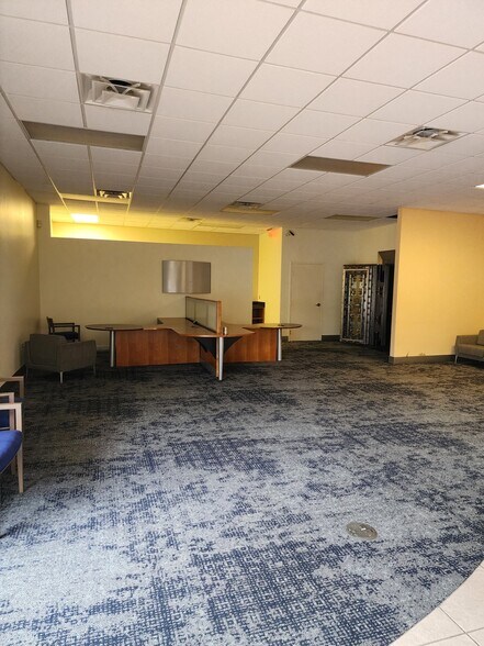 More Photos Of 139 N Main St, Jonesboro Bank For Lease