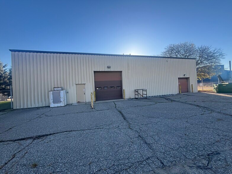 More Photos Of 525 Industrial Park Dr, Hastings Warehouse For Lease