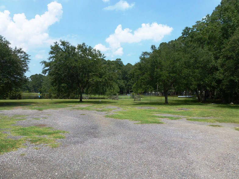 More Photos Of 239 Jones Rd, Jacksonville Warehouse For Lease