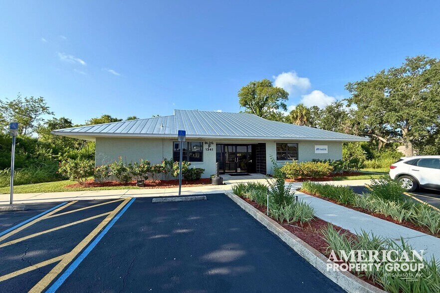 More Photos Of 1341 10th St E, Palmetto Medical For Lease