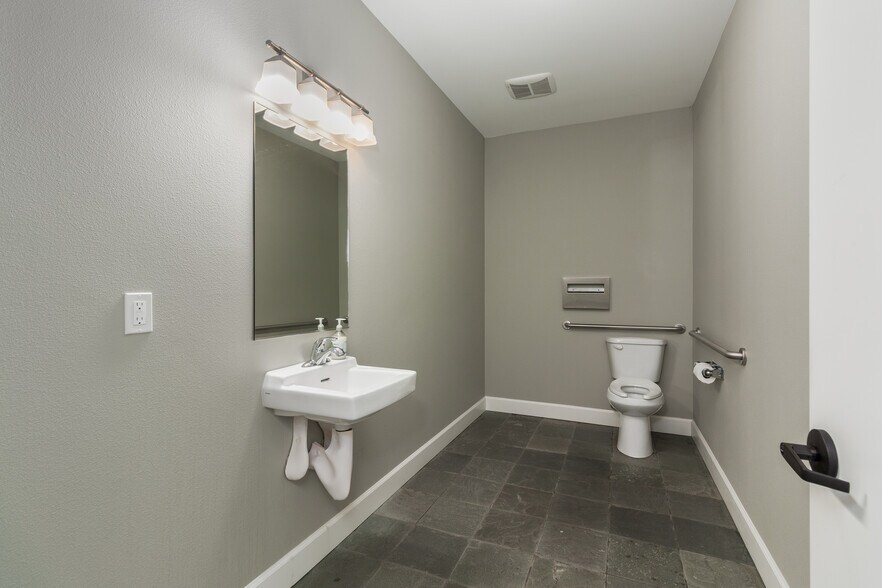 More Photos Of 2210 NE 22nd, Lincoln City Office For Sale