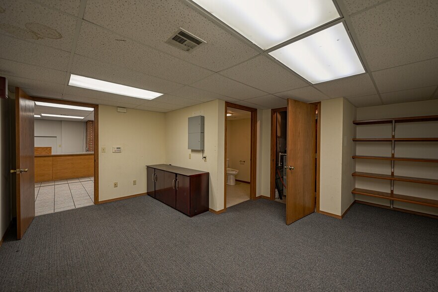 More Photos Of 802 W 8th St, Coffeyville Office For Sale