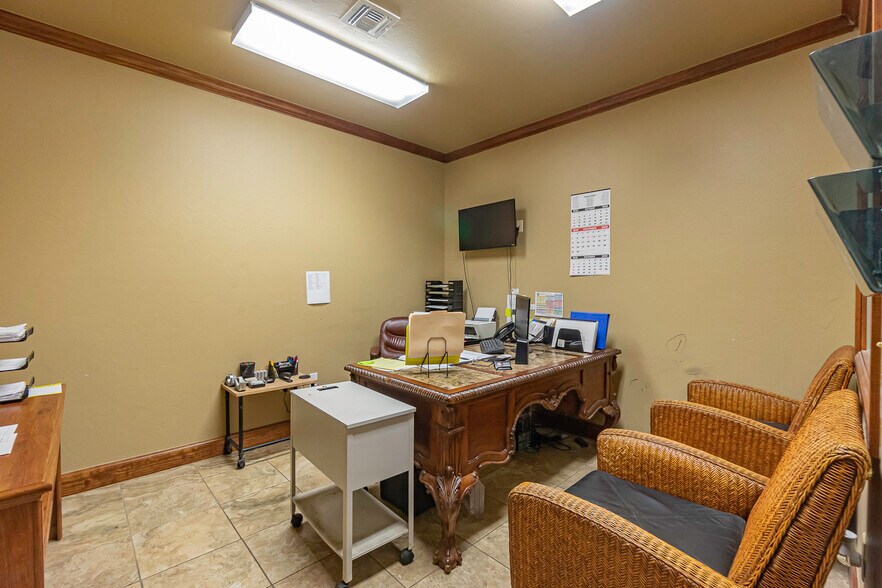 More Photos Of 1302 SW Lee Blvd, Lawton Storefront Retail Office For Lease