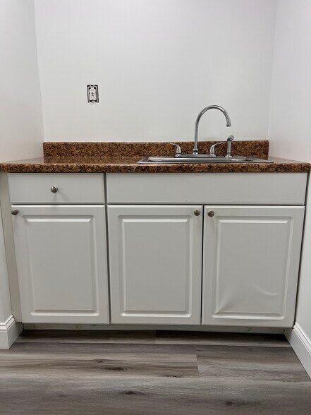 More Photos Of 405 Laburnum Rd, Edgewood Flex For Sale