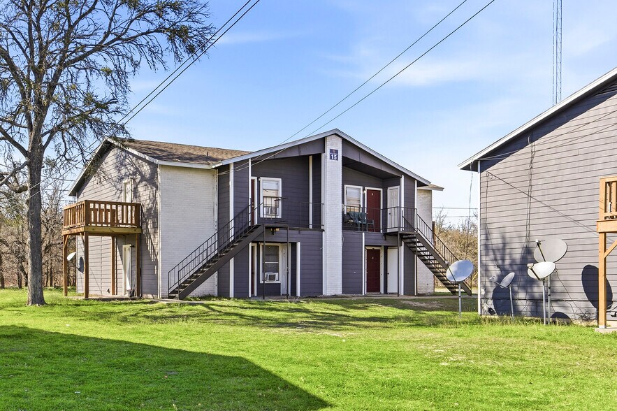 More Photos Of 1105 Westwood Ln, Giddings Apartments For Sale