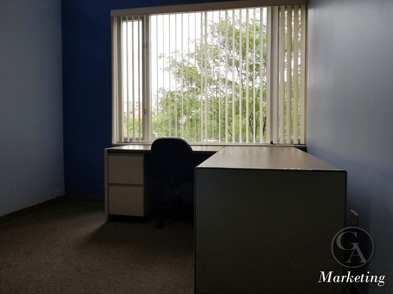 More Photos Of 1585 Ellinwood St, Des Plaines Office For Sale