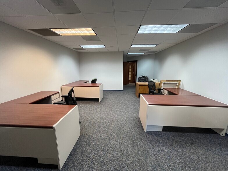 More Photos Of 5202 Shadowbend Pl, The Woodlands Office For Lease