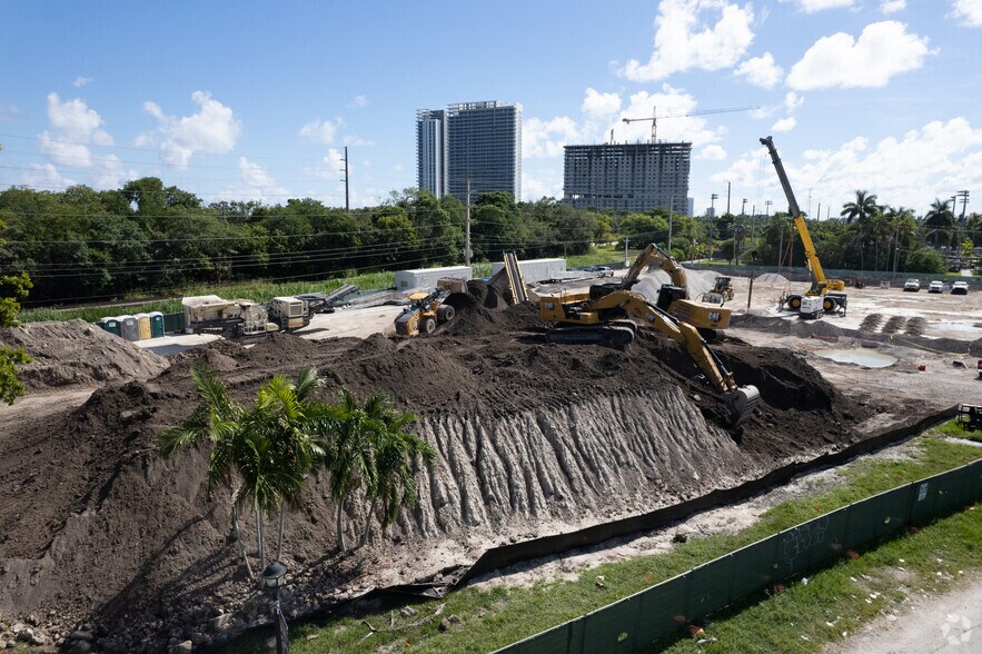 More Photos Of 17071 W Dixie Hwy, North Miami Beach Office For Lease