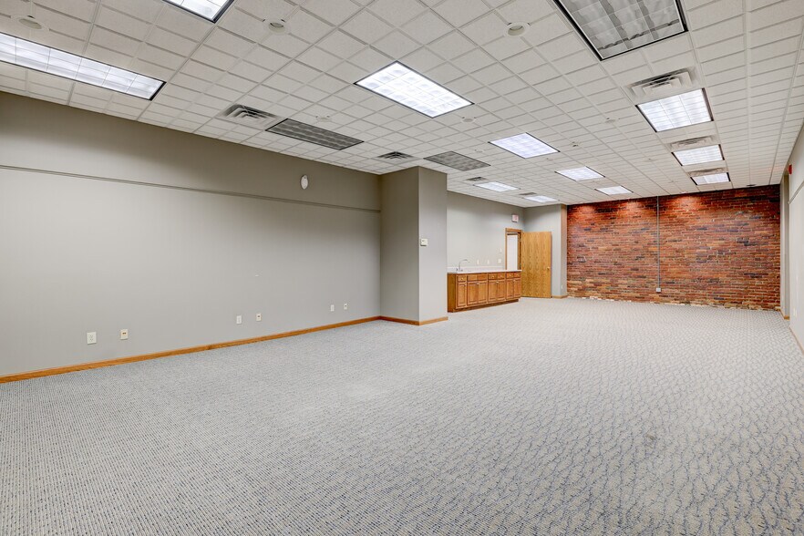 More Photos Of 309 South St, Pella Industrial For Sale