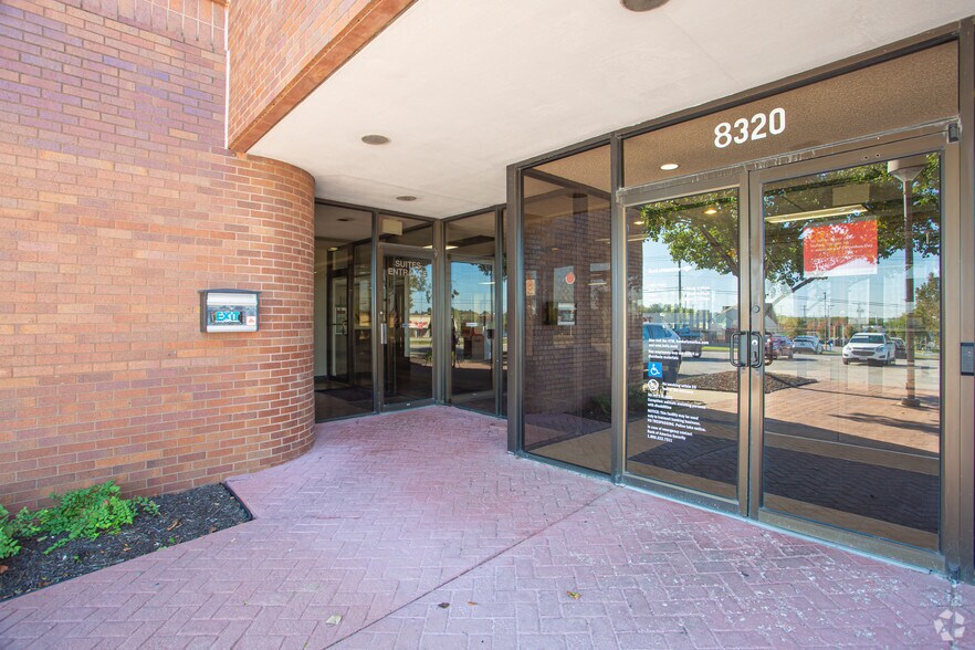 More Photos Of 8320 N Oak Tfwy, Kansas City Office For Lease