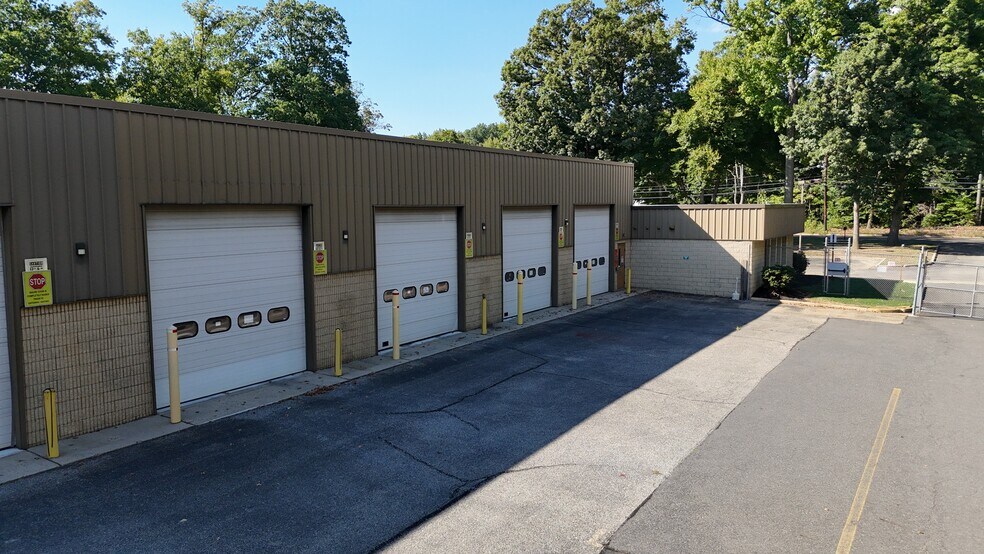 More Photos Of 111 Connecticut Dr, Burlington Warehouse For Lease