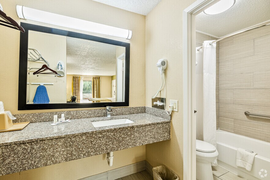 More Photos Of 3598 W US Highway 90, Lake City Hotel For Sale