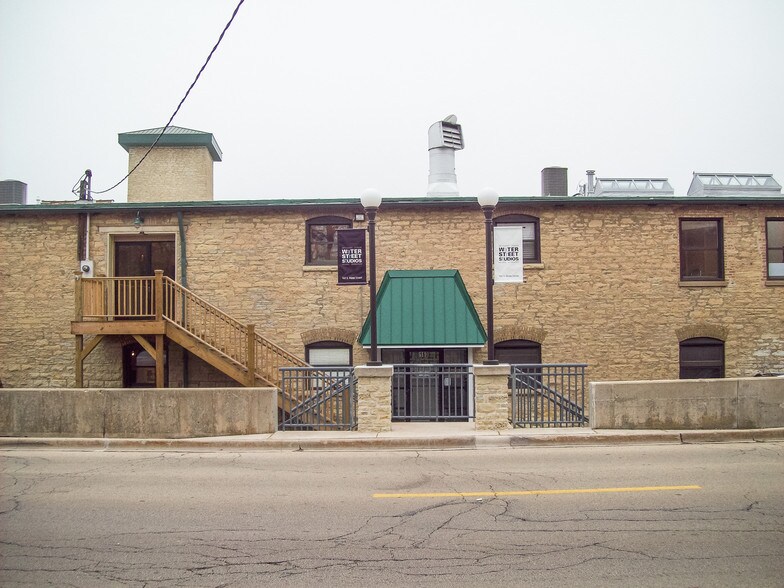 More Photos Of Flinn St, Batavia Showroom For Lease