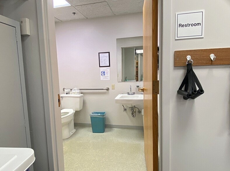 More Photos Of 20 Pondmeadow Dr, Reading Medical For Sale