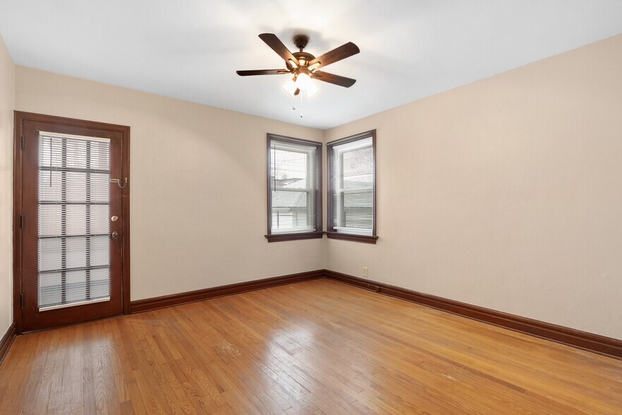 More Photos Of 4950 Winona Ave, Saint Louis Apartments For Sale