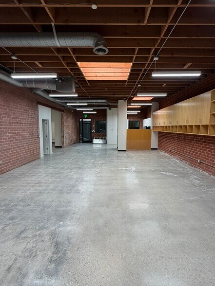 More Photos Of 2558 Overland Ave, Los Angeles Office For Lease