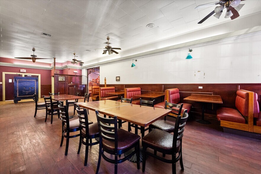 More Photos Of 107 S Beaton St, Corsicana Storefront For Sale