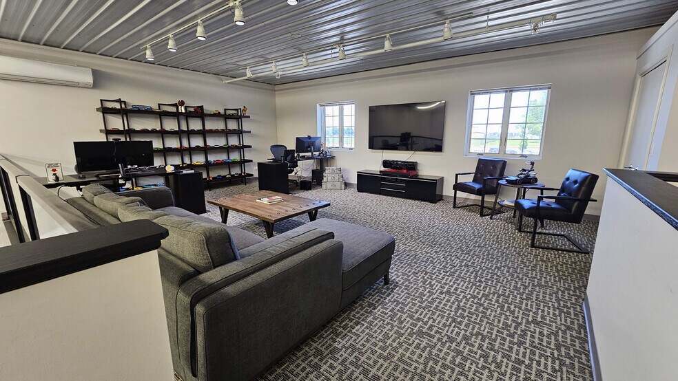 More Photos Of 2244 Ferry Rd, Naperville Flex For Sale