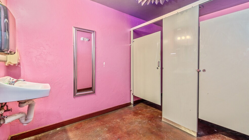 More Photos Of 207 E Hughitt St, Iron Mountain Restaurant For Sale