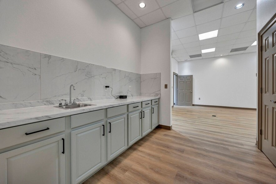More Photos Of 1627 Columbia College Dr, Columbia Warehouse For Lease