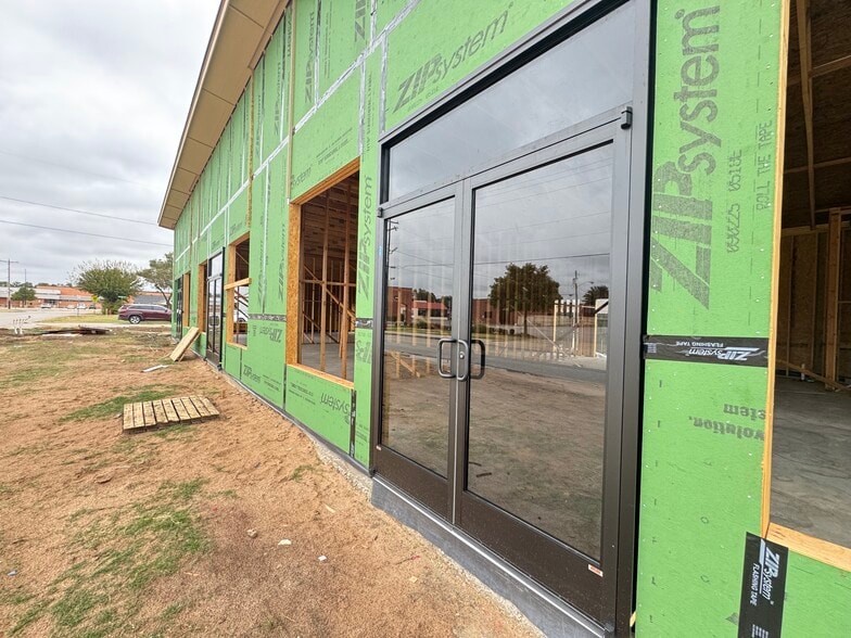 More Photos Of 607 W Gray St, Norman General Retail For Lease